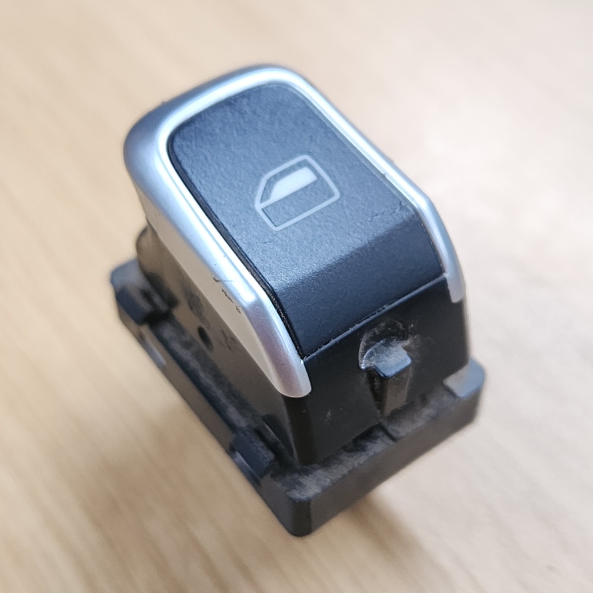 A4 B8 LEFT FRONT WINDOW SWITCH